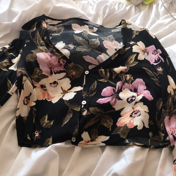 Kendall & Kylie Tops - Cute spring cropped shirt  with flared sleeves 💕